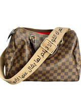 - المراة القويه لا تهتم لما يقال عنها لأنها تعرف جيدا من تكون - Arabic Writing Embroidered Purse Strap